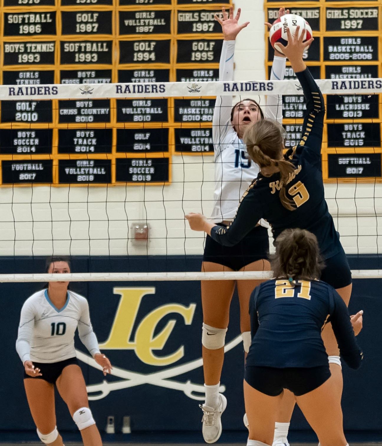 LC v SB volley_14.jpg